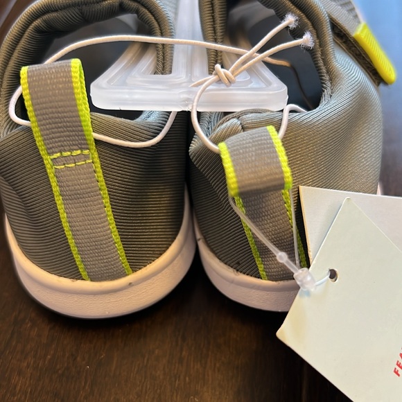 NWT Cat and Jack Toddlers Gender Neutral Austen Water Swim shoes in gray! - Picture 4 of 9